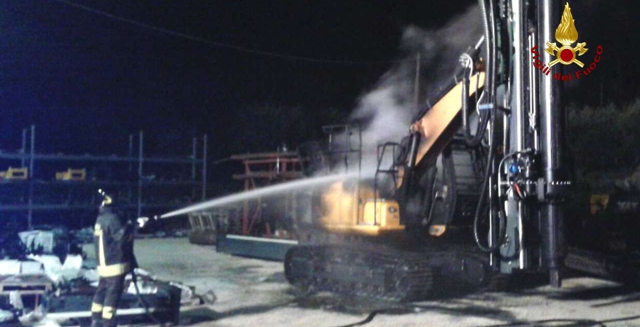 Ancona, incendio di due macchinari per trivellazioni
