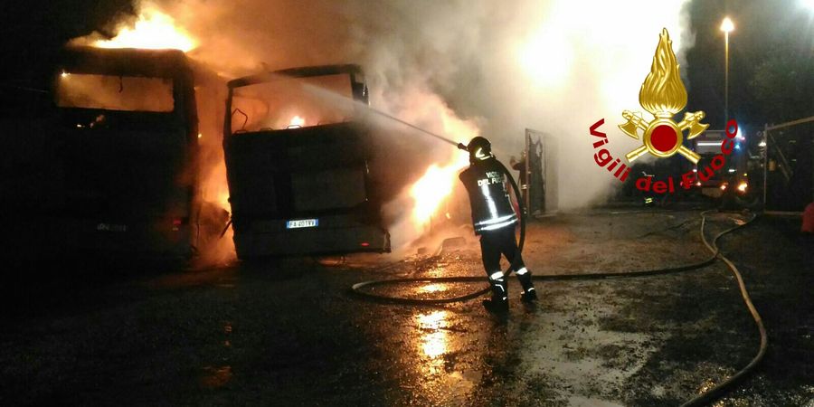 Roma, due pullman in fiamme