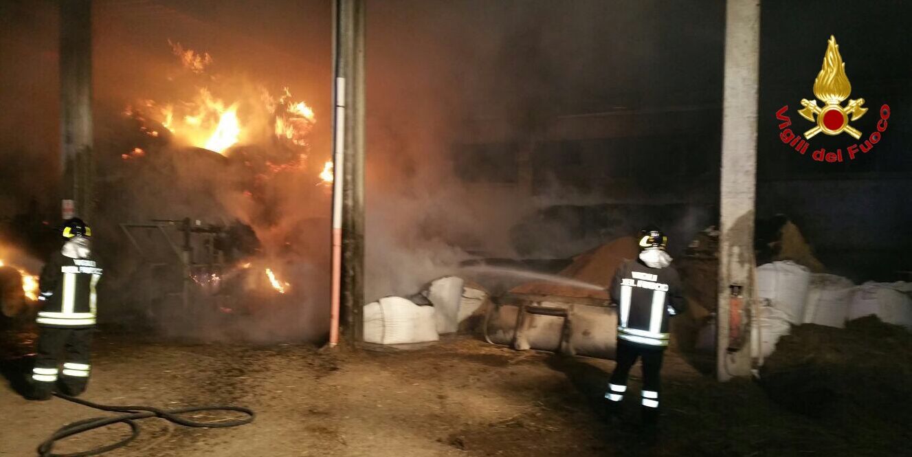 Varese, incendio in azienda agricola nel comune di Induno Olona
