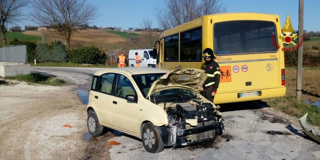 Ancona, incidente stradale tra uno scuolabus ed un'autovettura nel comune di Castelfidardo