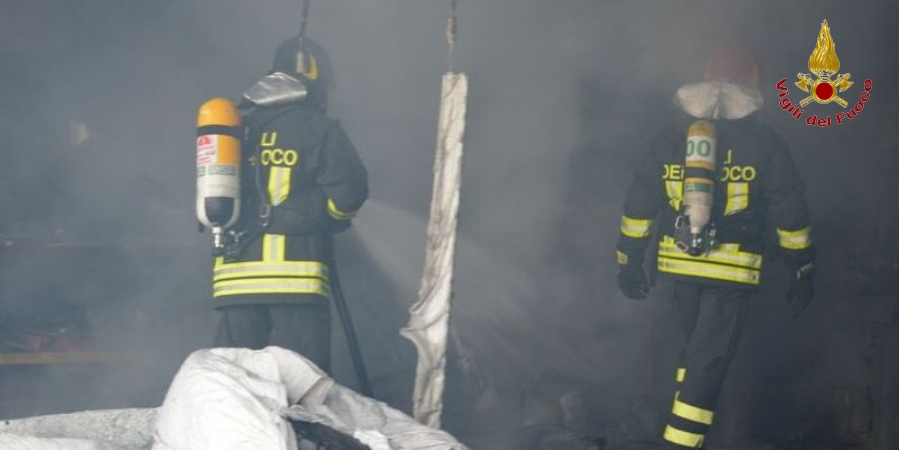 Sassari, incendio all'interno di un capannone di una ditta di autotrasporti