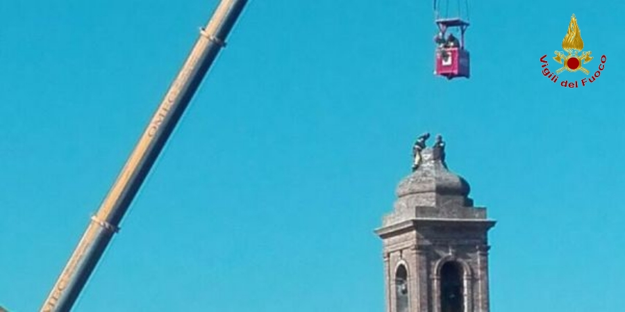 Ancona, intervento dei Vigili del fuoco sulla torre campanaria delle chiesa di S. Antonio
