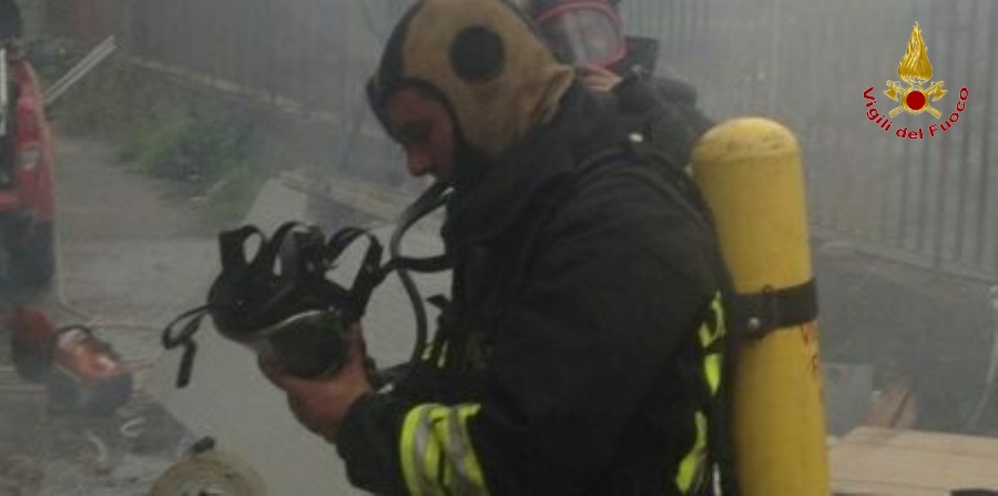 Messina, incendio deposito capi abbigliamento. Salvata un donna dai Vigili del fuoco