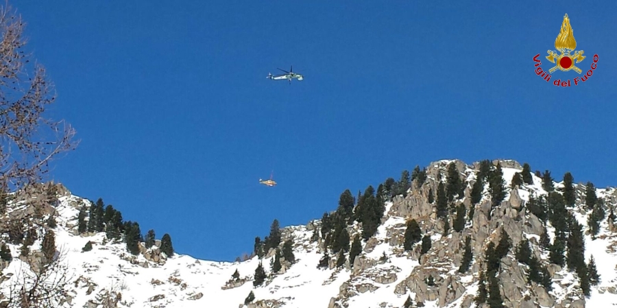 Brescia, recuperato l'elicottero Augusta caduto sulla cima del Monte Nambino