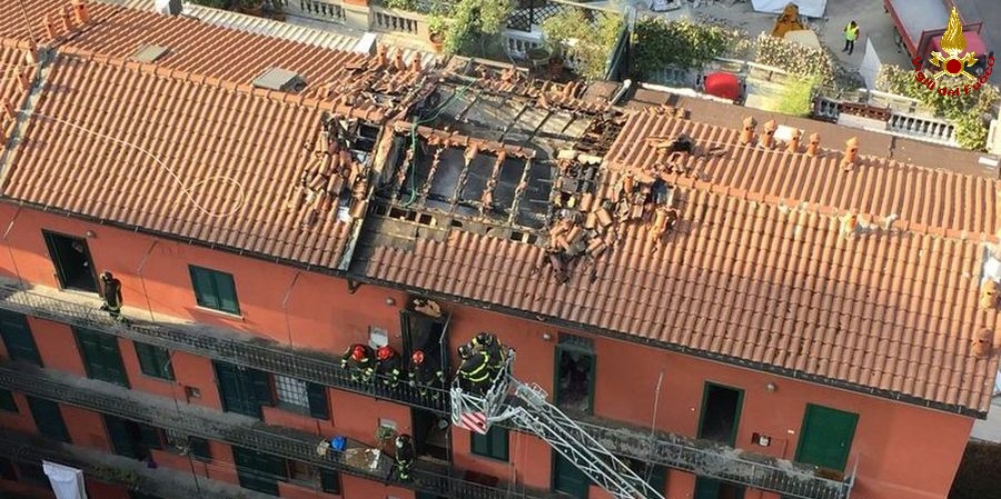 Milano, vasto incendio in un appartamento