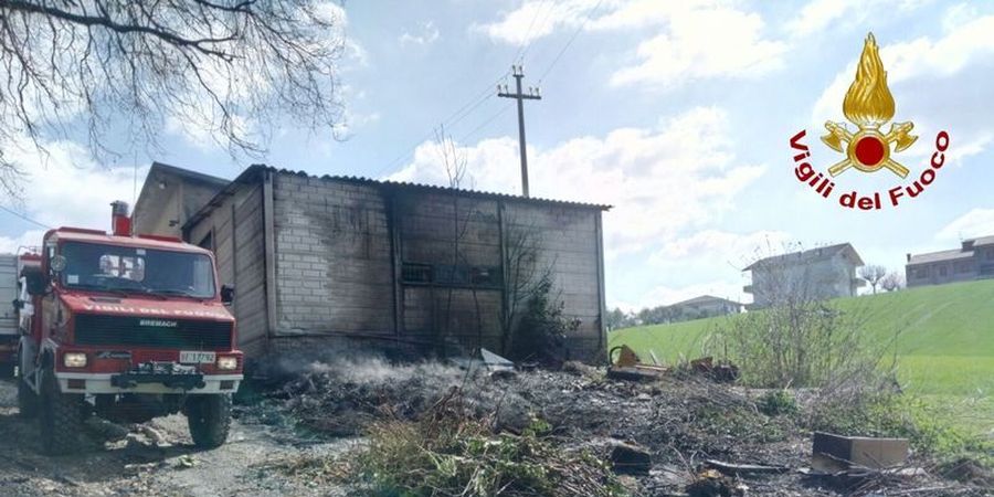 Ascoli Piceno, copertoni in fiamme a Francavilla d'Ete