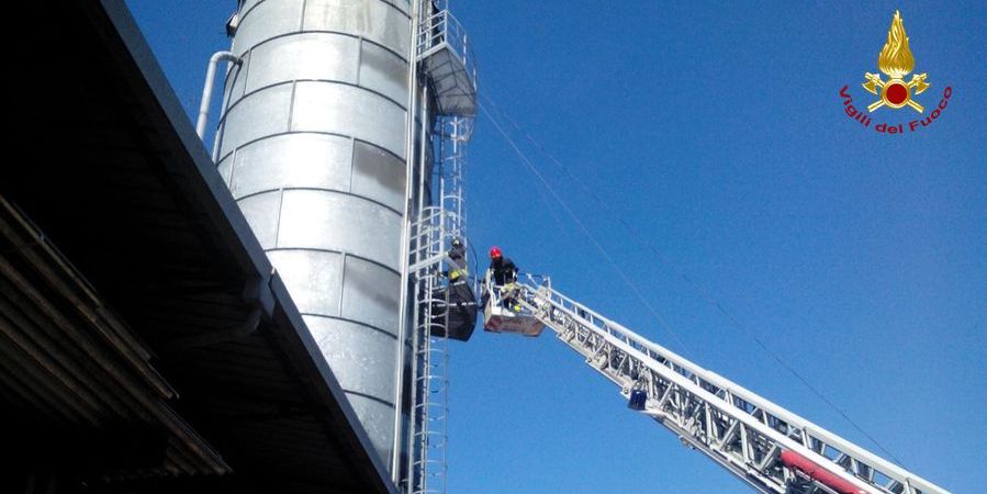 Padova, incendio all'interno di in un Silos di una falegnameria
