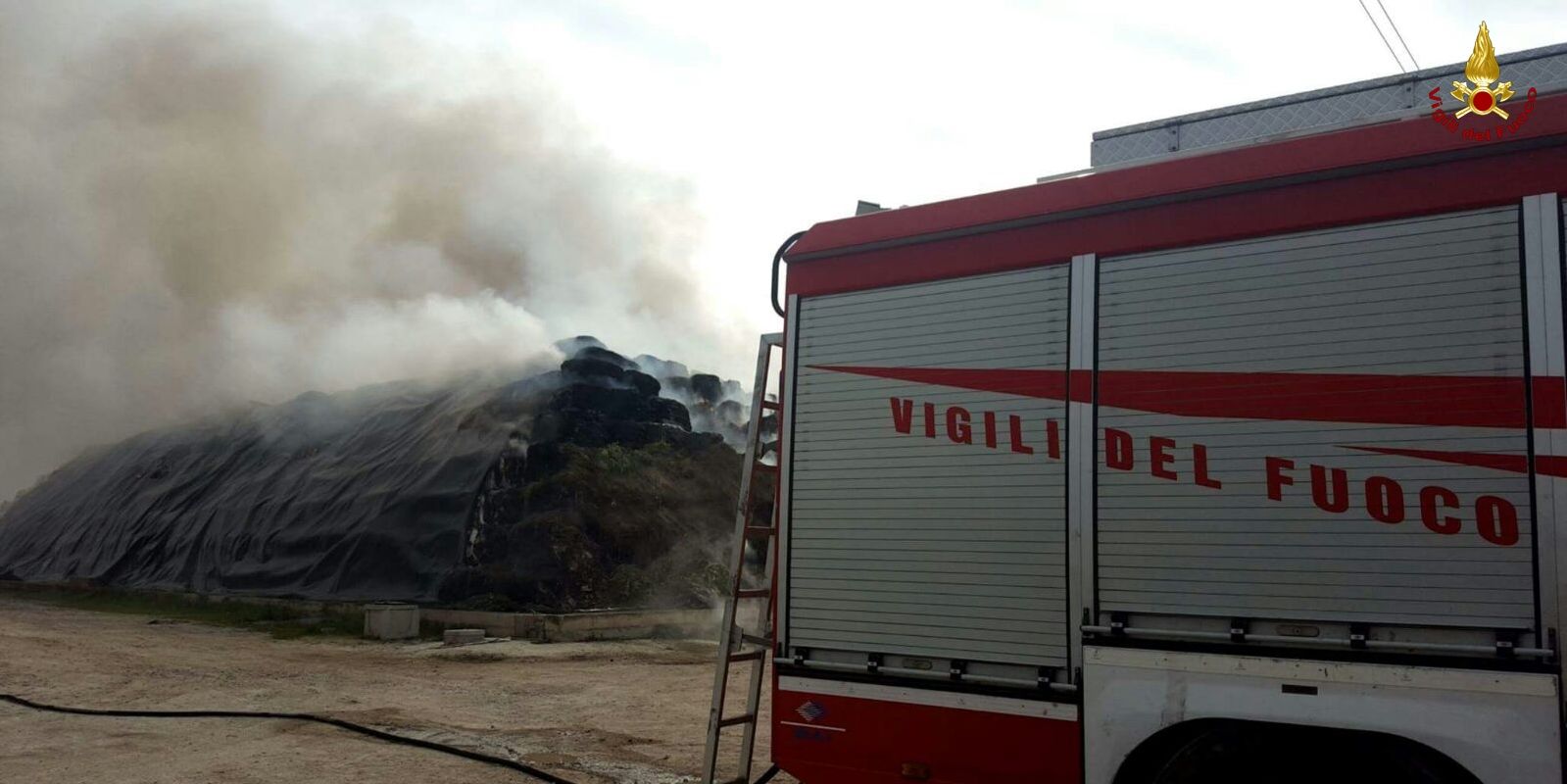 Caserta, incendio all'interno di un deposito di smaltimento rifiuti a Villa Literno