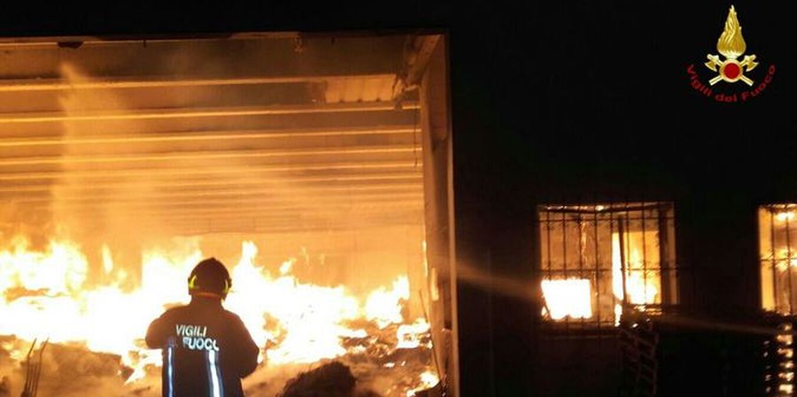 Padova, vasto incendio in un mobilificio