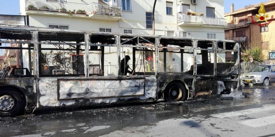 Roma, incendio autobus a Ciampino