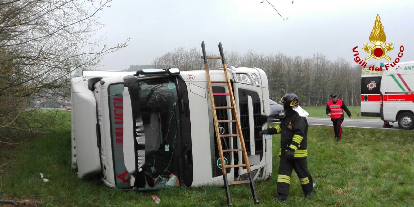 Varese, autocarro si ribalta nel comune di Ranco