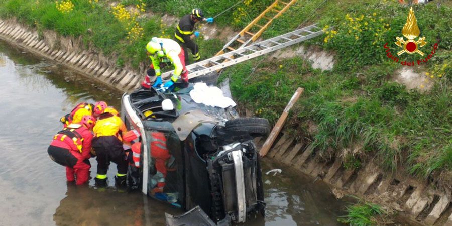 Padova, auto finisce in un canale