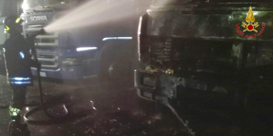 Modena, incendio in ditta trasporti alla periferia di Sassuolo