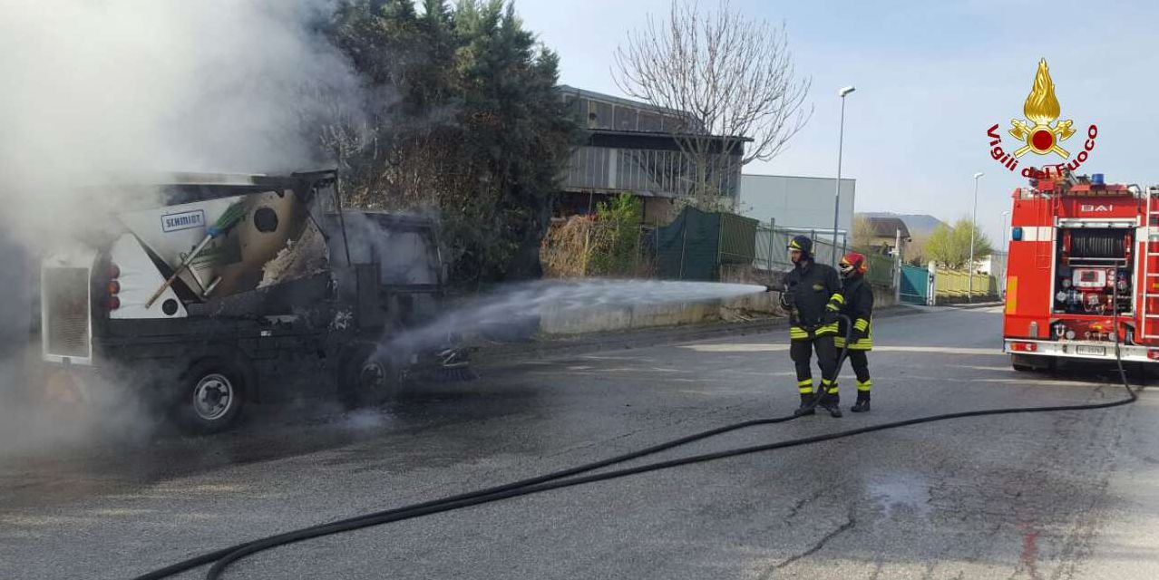 Ancona, incendio automezzo addetto alla pulizia delle strade a Fabriano