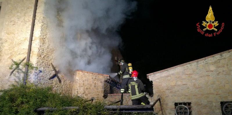 Crotone, incendio in un ristorante in località Papaniciaro