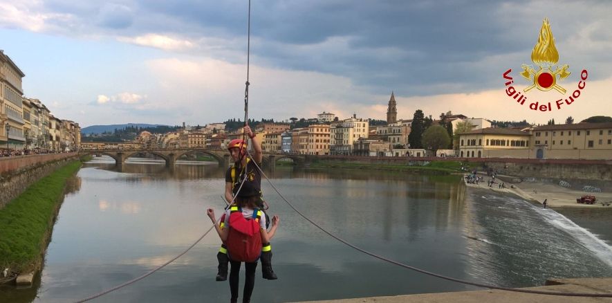 Firenze, soccorsa persona lungo la riva del fiume Arno