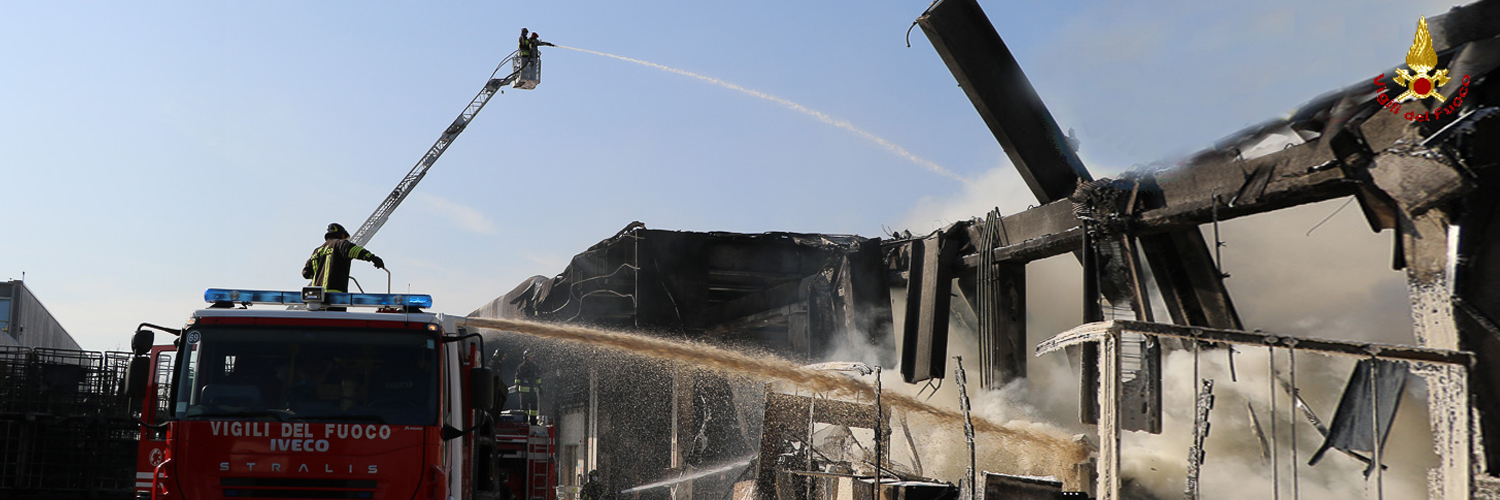Vicenza, vasto incendio in un deposito carburanti a Rossano Veneto
