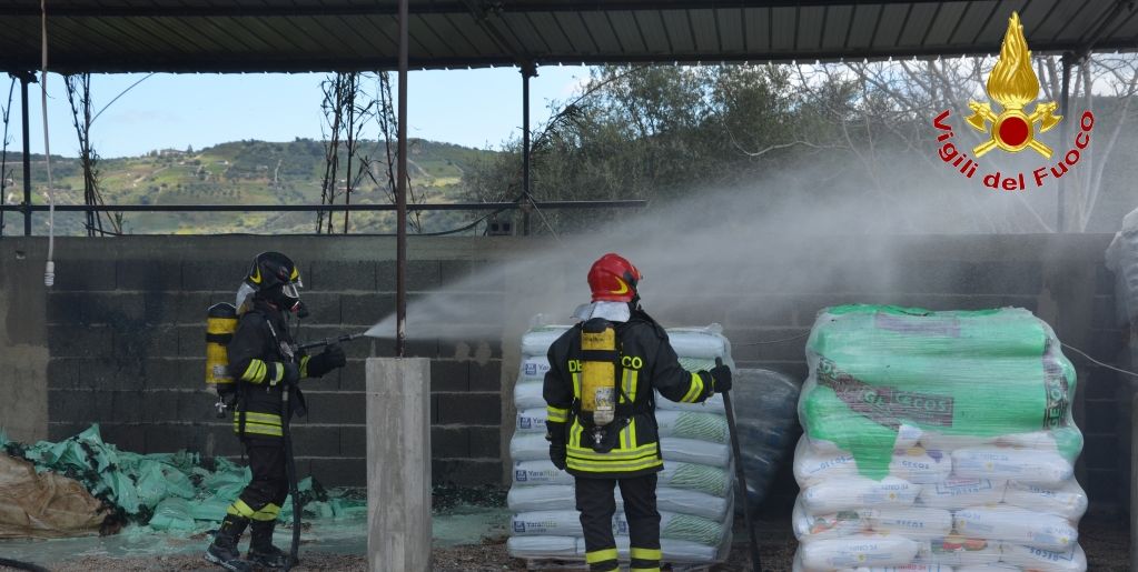Palermo, incendio in deposito prodotti per l'agricoltura nel comune di Misilmeri