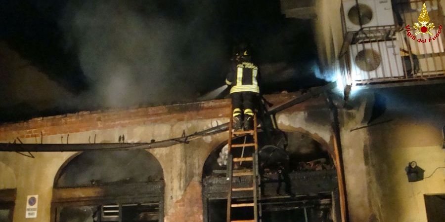 Asti, incendio in un negozio nel centro storico