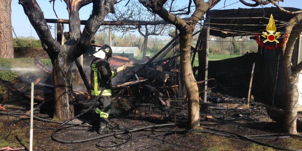 Ancona, i Vigili del fuoco impegnati in due diversi incendi