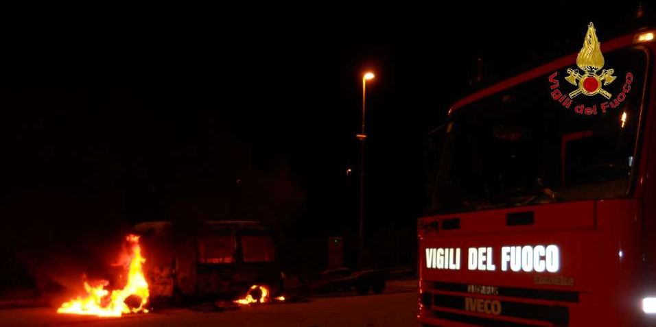 Macerata, incendio autofurgone nel comune di Corridonia