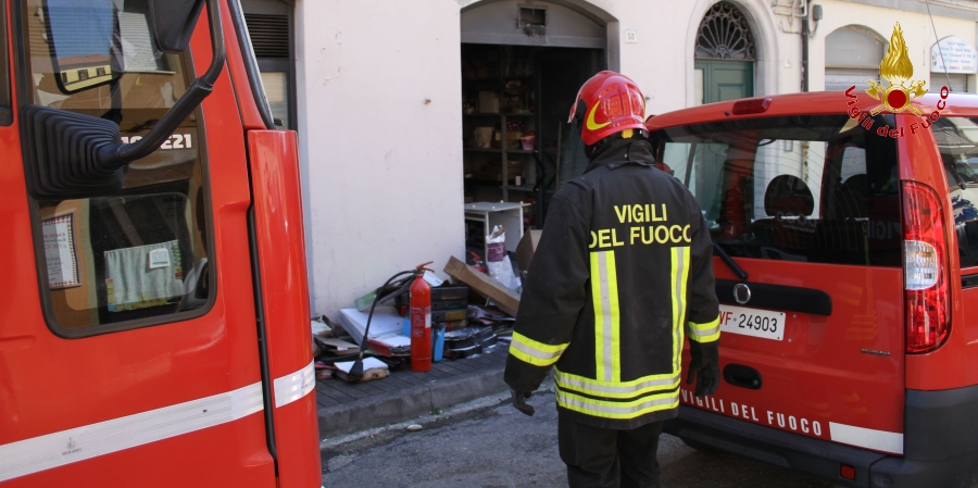 Ancona, incendio in un'attività commerciale