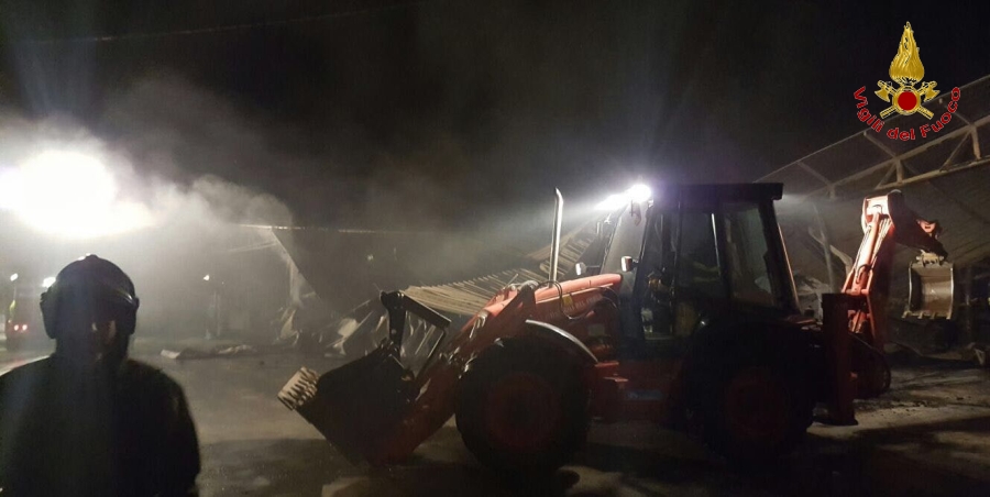 Bari, incendio di alcuni capannoni industriali in disuso