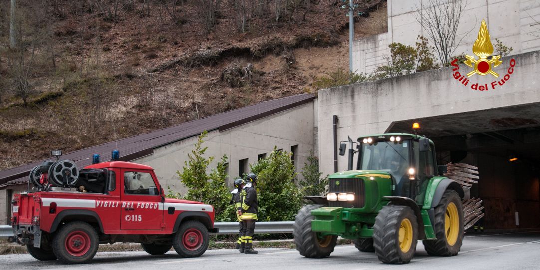 Perugia, assistenza dei Vigili del fuoco al trasferimento delle macchine agricole da Norcia a Castelluccio