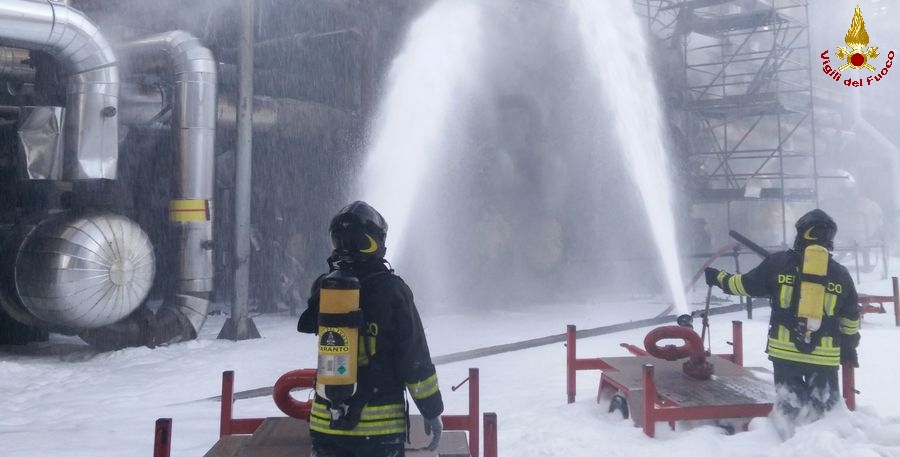 Taranto, incendioin una raffineria
