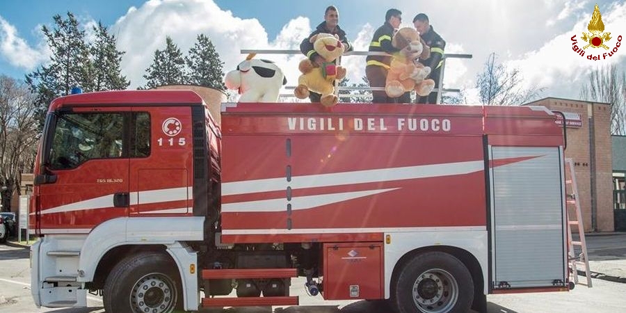 Parma, i Vigili del Fuoco portano un sorriso ai bambini dell'Ospedale Maggiore