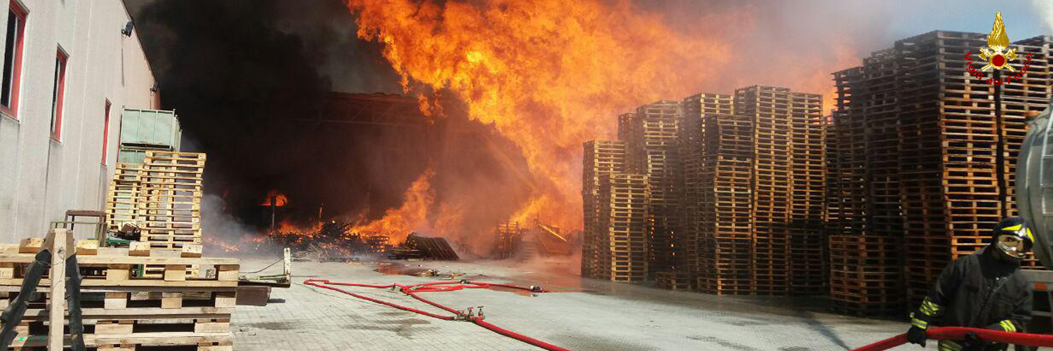 Brescia, vasto incendio in un deposito di bancali in legno