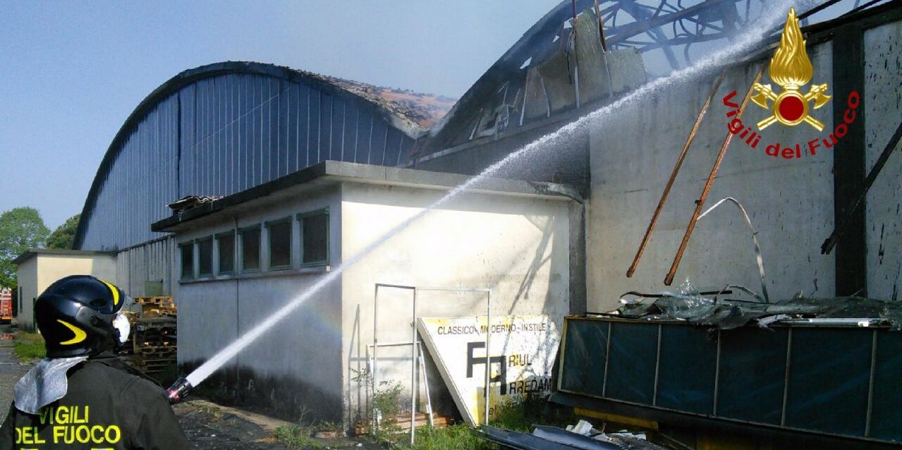 Pordenone, incendio in un mobilificio nel comune di Pravisdomini