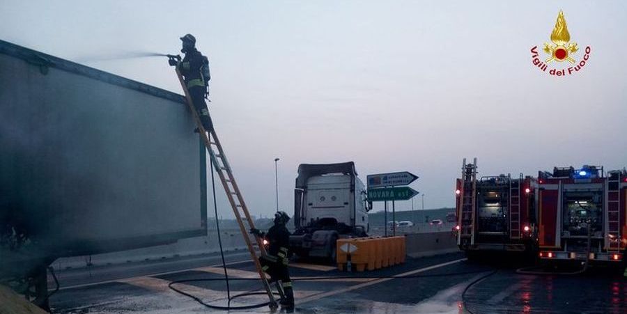 Novara, incendio camion sulla A4 Torino-Milano