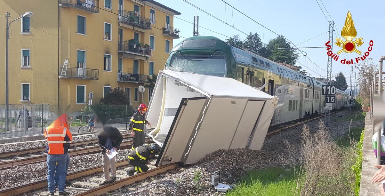 Varese, incidente ad un passaggio a livello lungo la linea ferroviaria Milano-Varese