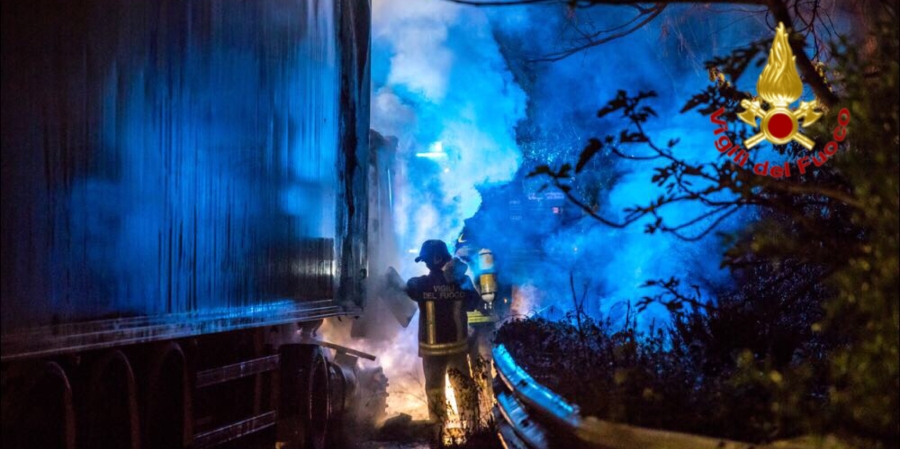 Milano, in fiamme la cabina di un Tir adibito al trasporto di prodotti alimentari