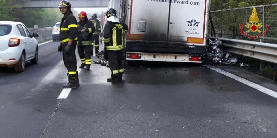Verona, in fiamme autoarticolato sulla "SR.450"