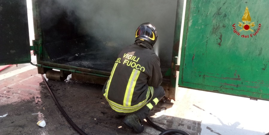 Perugia, in fiamme container per la raccolta e il riciclaggio carta