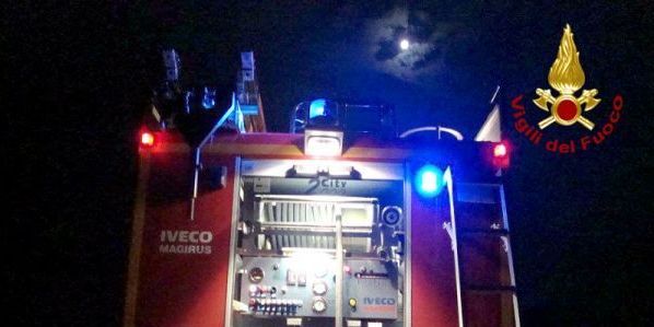 Genova, incendio di un magazzino in centro città