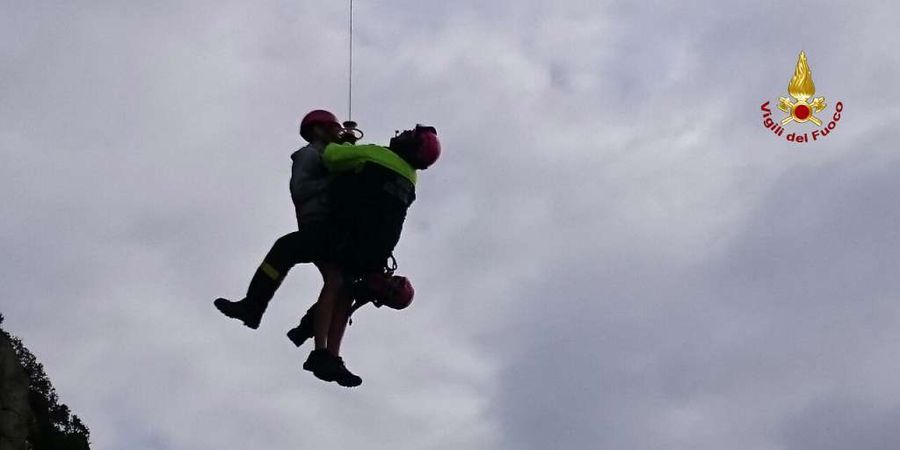 Genova, soccorsi quattro giovani su una scogliera