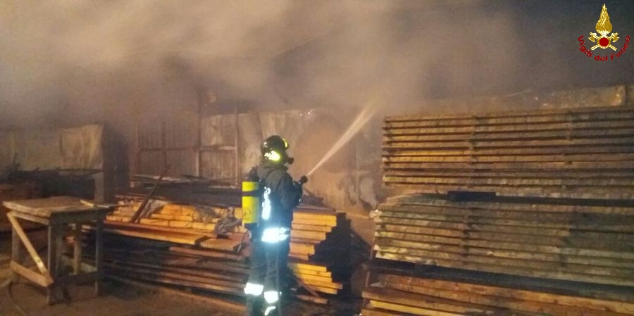 Roma, incendio in un capannone a Civitavecchia