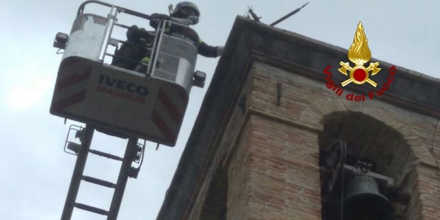 Ancona, rimozione croce pericolante ad Arcevia