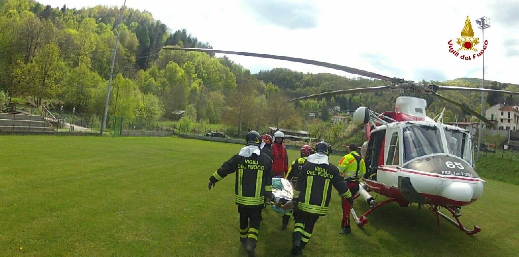 Savona, biker cade in un dirupo ad Osiglia, interviene l'elisoccorso dei Vigili del fuoco