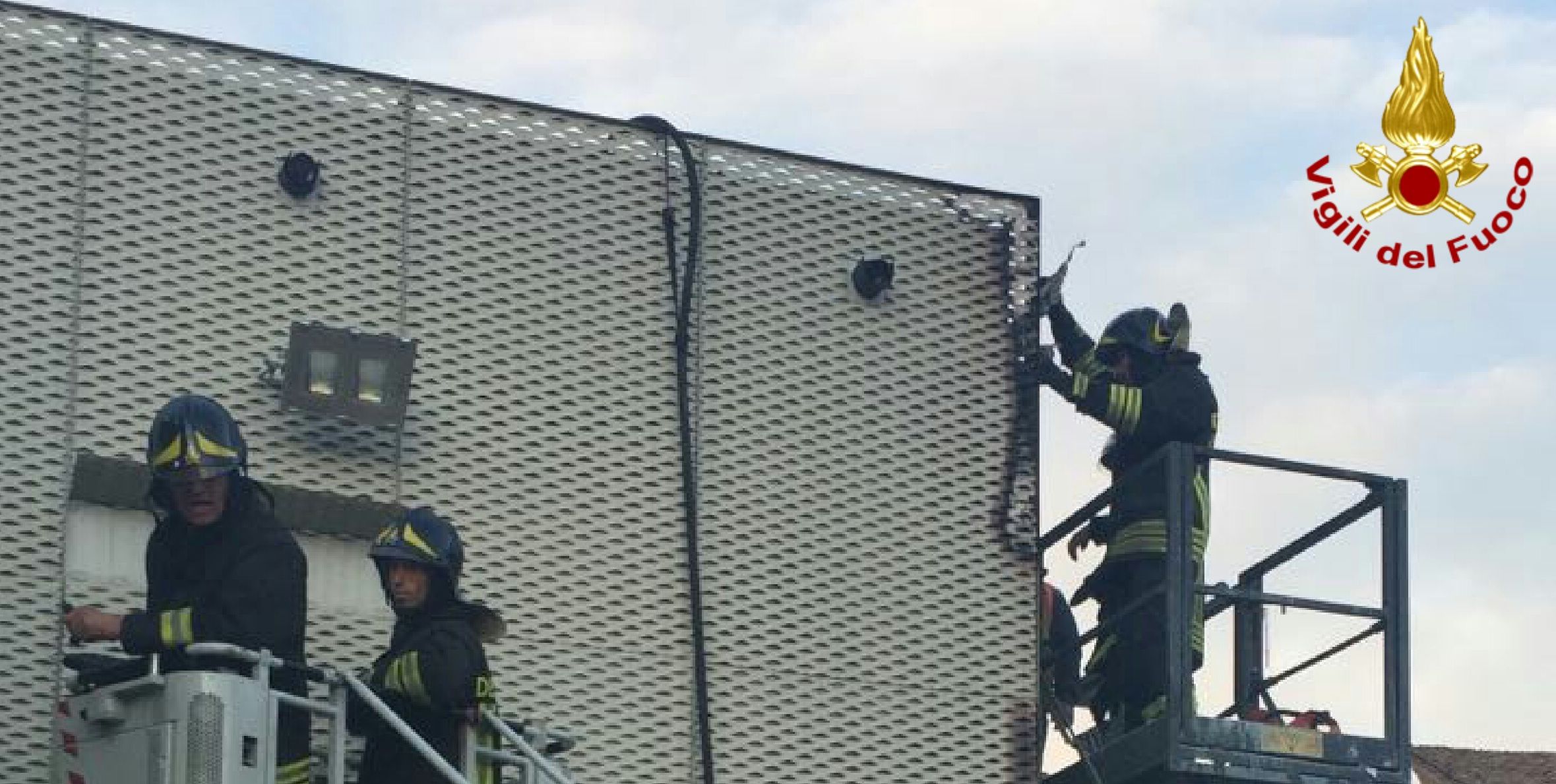Reggio Emilia, incendio nel Palazzetto dello sport