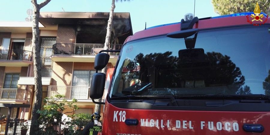 Rimini, i Vigili del Fuoco salvano una donna nel suo appartamento in fiamme