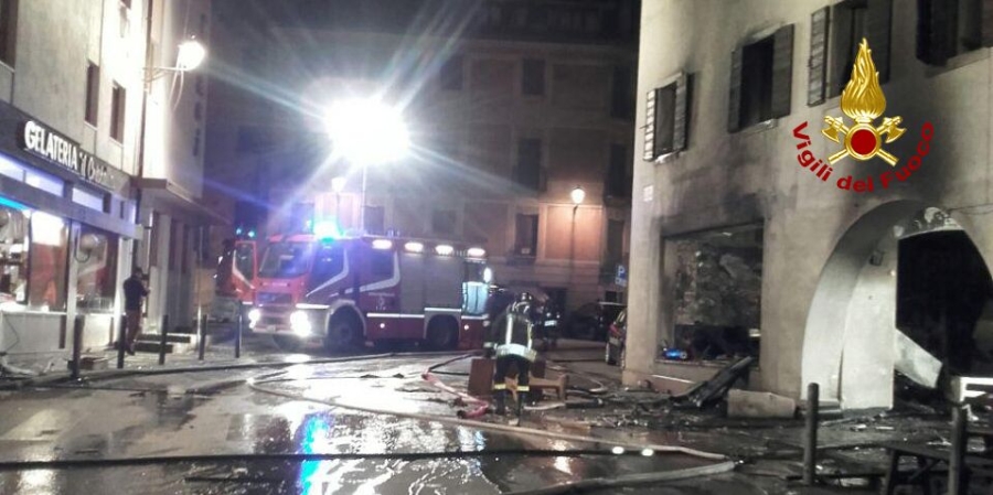 Belluno, esplosione causa incendio all'interno di una pizzeria a Pieve di Cadore