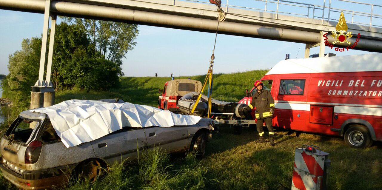 Rovigo, recuperata un'auto dalle acque del fiume Adige