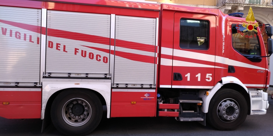 Roma, incendio in un cortile di un palazzo del centro storico