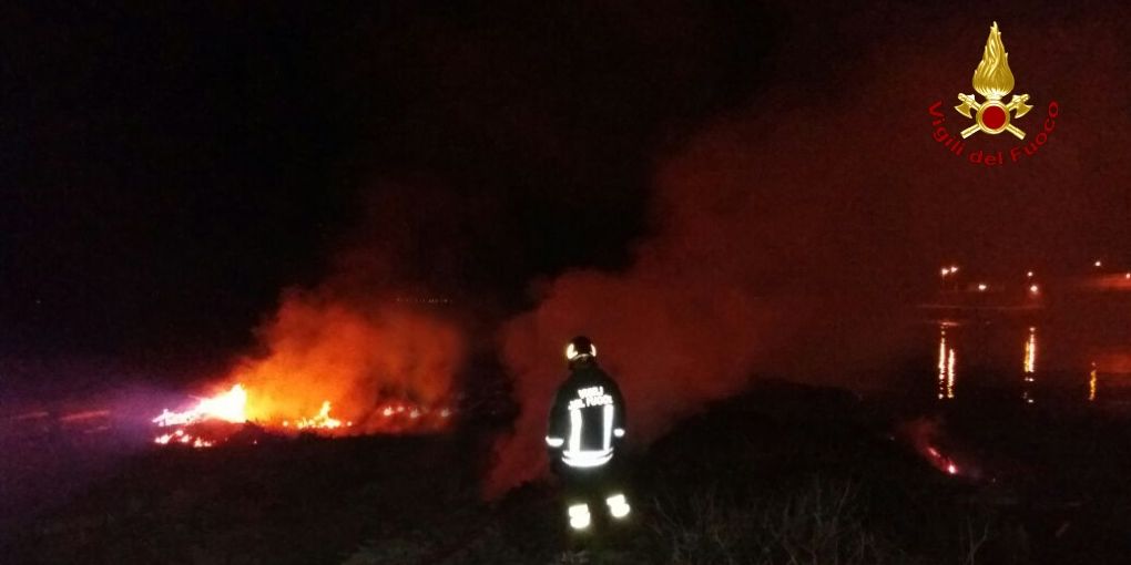 Ancona, incendio sterpaglie nel comune di Falconara Marittima