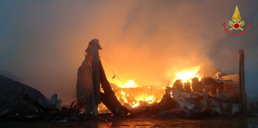 Ferrara, incendio in un'azienda agricola nel comune di Mirabello