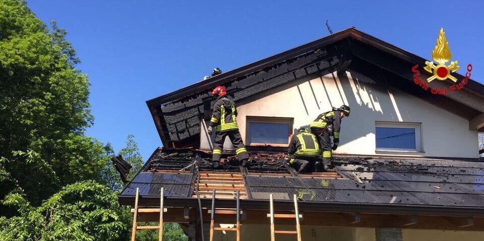 Varese, incendio tetto abitazione nel comune di Bregano
